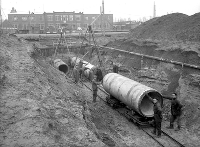 44330 Afbeelding van de aanleg van centrale riolering naar het terrein van het huis Welgelegen (Leidseweg 132) te ...